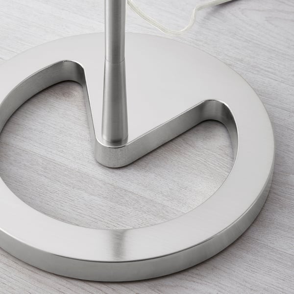 Base per lampada da terra argentata con altezza regolabile, dal design robusto e metallico.