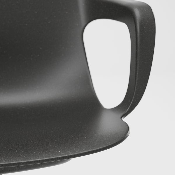 Primo piano della robusta maniglia della sedia nera opaca, che mostra una finitura liscia e un design robusto.