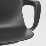 Primo piano della robusta maniglia della sedia nera opaca, che mostra una finitura liscia e un design robusto.