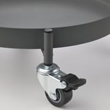 Primo piano della ruota per traslochi di piante OLIVBLAD - metallo zincato, robusta ruota con freno, fissata al vassoio reversibile.
