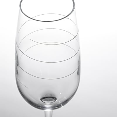 Elegante bicchiere da vino cristallino trasparente, elegante e sottile, con un elegante design a spirale.