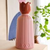 Portacandele in ceramica rosa con base in diamante e piano scanalato .