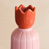 Portacandele smaltato unico e colorato con design a coste e parte superiore a petali. Illumina qualsiasi ambiente con elegante eleganza.