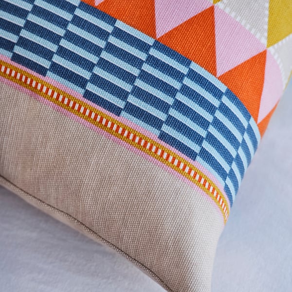Morbida fodera per cuscino con linee intricate, cerchi, triangoli in colori tenui, cotone di alta qualità.