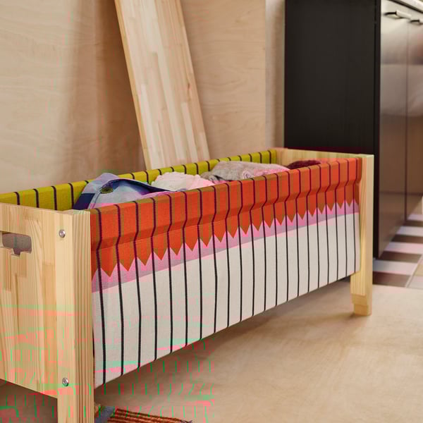 Una panca in legno con un coperchio a righe colorate, raffigurante il fascino tradizionale, perfetta per riporre i mobili e sedersi in corridoio.