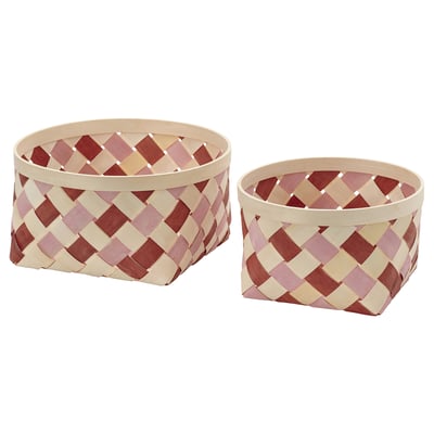 Due cesti intrecciati in rosso e beige, di forma rotonda e quadrata, fatti a mano in pioppo con un design scandinavo.