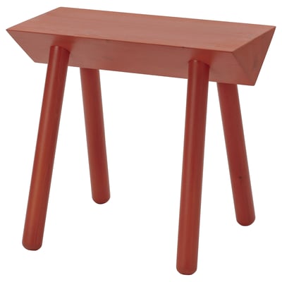Sgabello OMMJÄNGE - rosso, pino massiccio, piano triangolare, quattro gambe, rustico ma moderno.