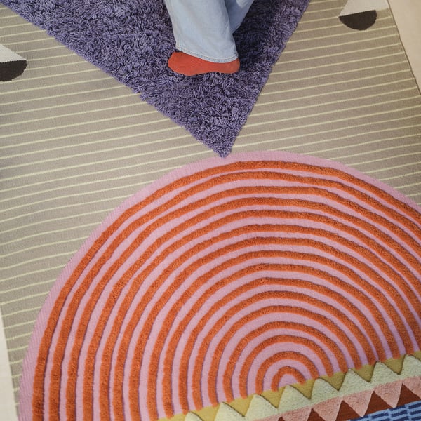 Tappeto tessuto a mano con sfumature a spirale rosa e arancione, diverse lunghezze del pelo, tocco moderno.