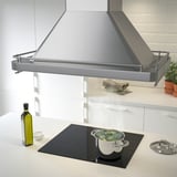 Moderna cappa da cucina in acciaio inox, più grande degli oggetti circostanti, con luci a led integrate e portaspezie.