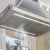Moderna cappa in acciaio inox con design elegante e illuminazione a led integrata.