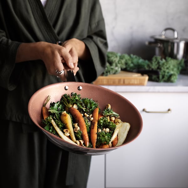 Ciotola con verdure arrostite sul bancone della cucina.