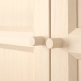 Mobiletto in legno chiaro con eleganti maniglie cilindriche. Consistenza liscia e ben levigata. La maniglia orizzontale si estende al centro, due verticali sul lato destro.