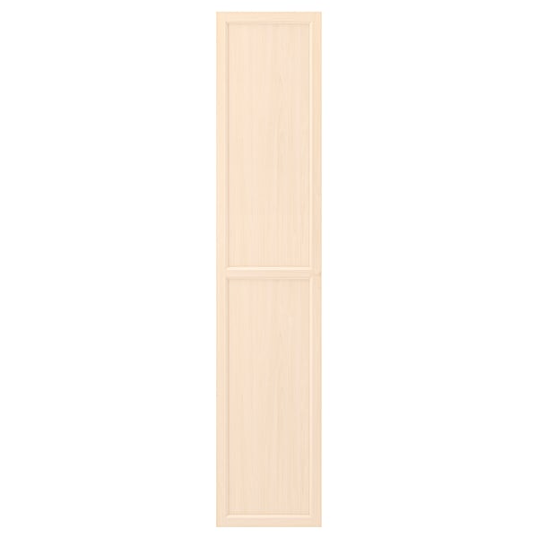 Un'anta OXBERG in legno chiaro con un design a pannello rettangolare, perfetta da aggiungere a una libreria billy.