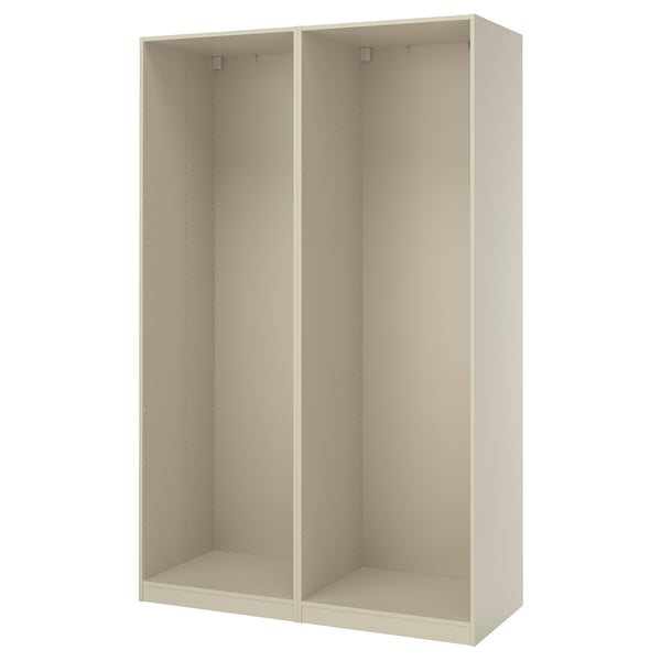 Una struttura per armadio ikea PAX bianca, rettangolare, realizzata in truciolare e fibra di legno, dal design minimalista e con piedini regolabili.