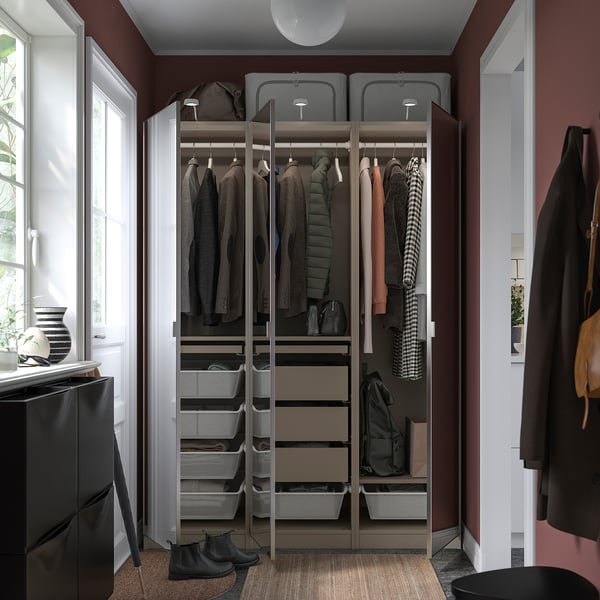Armadio moderno in PAX grigio, con ante a specchio, che tiene in ordine vestiti e accessori, con cestini e cassetti in rete.