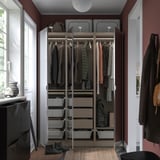 Armadio moderno in PAX grigio, con ante a specchio, che tiene in ordine vestiti e accessori, con cestini e cassetti in rete.
