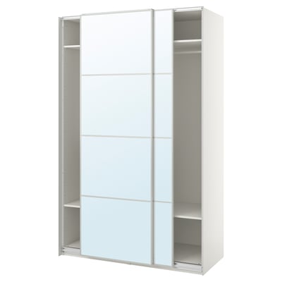 Armadio in PAX bianco con ante scorrevoli a specchio e ripiani in metallo. Design moderno e minimalista.