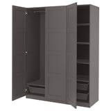 Armadio moderno in PAX grigio, design a tre ante, alto e sottile, con ante a pannello, ripiani interni e cestello in rete.
