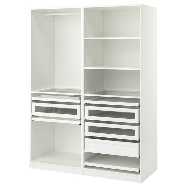 Un armadio IKEA PAX bianco con cassetti e ripiani in vetro per organizzare gli oggetti.