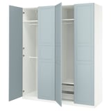 Armadio PAX blu, aperto, interno in legno chiaro, ripiani regolabili.