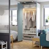 Camera da letto moderna con armadio, sedia e letto PAX illuminati