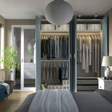 Armadio moderno con ante a specchio, cerniere soft-close e ripiani regolabili, che espone abiti e accessori organizzati.