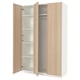 Un armadio a giorno ikea PAX in bianco e legno chiaro, caratterizzato da un sistema di archiviazione interno organizzato con ripiani e un'asta per appendere.