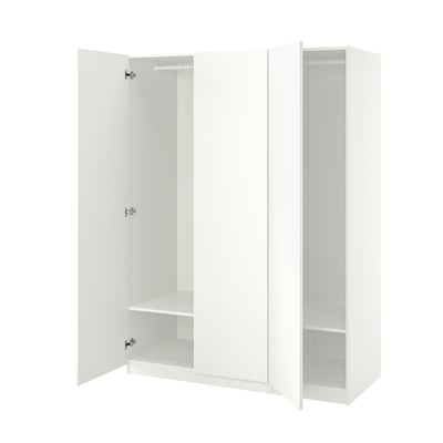 Un armadio PAX bianco con ante aperte, con scomparti e ripiani vuoti, progettato per uno stoccaggio versatile.