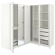 Opzione: Armadio angolare PAX bianco con sezioni a specchio e aperte, ripiani multipli e organizer per una conservazione efficiente.