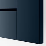 Dettaglio guardaroba PAX blu scuro; finitura liscia ed elegante, cerniera a vista con chiusura ammortizzata.