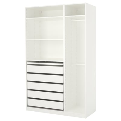 Un armadio ikea PAX bianco con cassetti e ripiani.