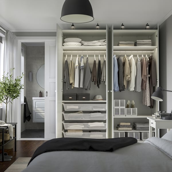 Camera da letto con armadio PAX, vestiti organizzati, mensole e cassetti, incluso spazio per appendere e cestini portaoggetti.