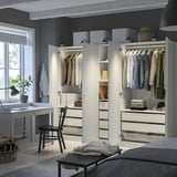Ampio armadio con vestiti e mensole. Illuminazione brillante e spazio di archiviazione organizzato.