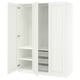 Questa immagine mostra un armadio ikea PAX bianco con ante aperte, che mostra ripiani interni e un cestino in rete.