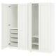 Un armadio ikea PAX bianco a giorno con ripiani e cassetti in rete.