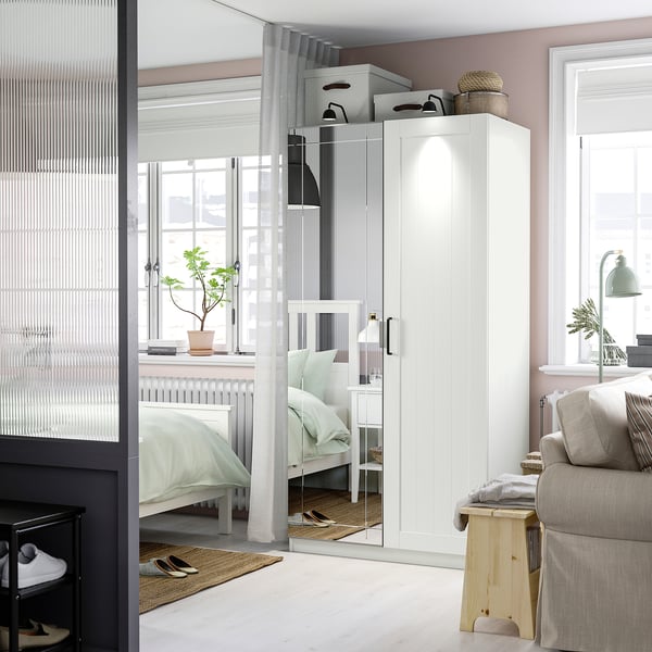 Camera da letto moderna con armadio PAX, specchi, luce naturale.