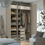 Camera da letto moderna con armadio PAX beige. Ripiani, cassetti, asta per appendere e ganci.