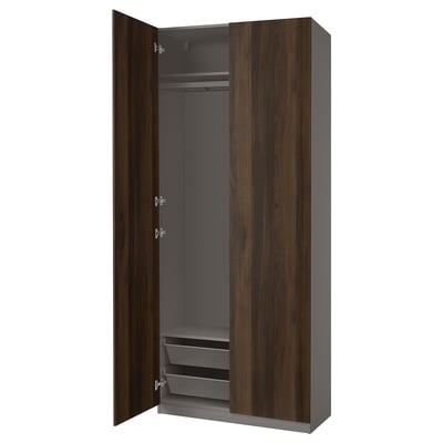 Armadio Open PAX: legno scuro, ripiani grigi, ante asimmetriche con cerniere soft-close.