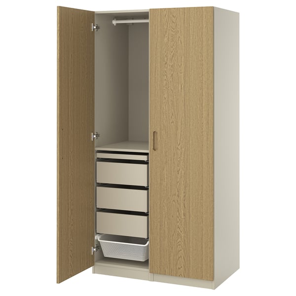 Questa immagine mostra un armadio ikea PAX in beige con impiallacciatura di rovere, con asta appendiabiti e cassetti estraibili.