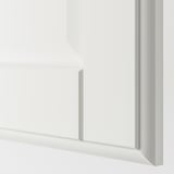 Primo piano di mobili PAX bianchi, che mostrano una finitura liscia e linee pulite.