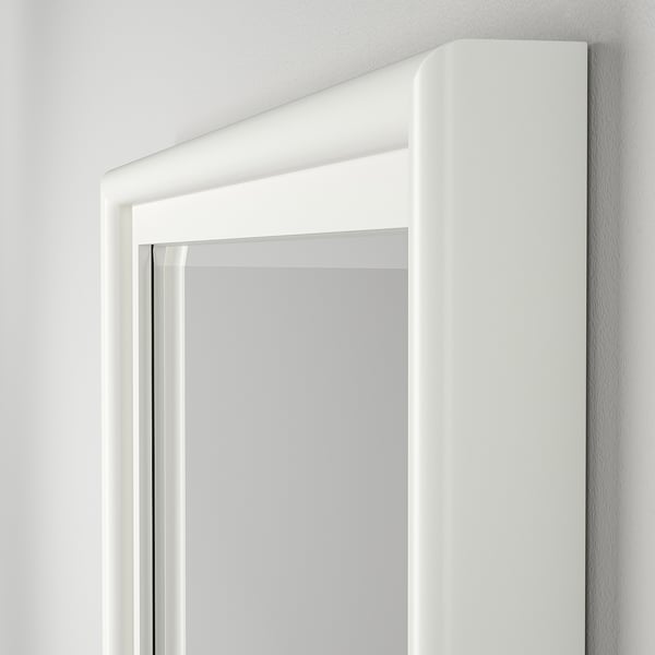 Primo piano degli specchi PINGSTSYREN elegante, bianco, cornice in pino e vetro trasparente con bordi smussati.