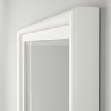 Primo piano degli specchi PINGSTSYREN elegante, bianco, cornice in pino e vetro trasparente con bordi smussati.