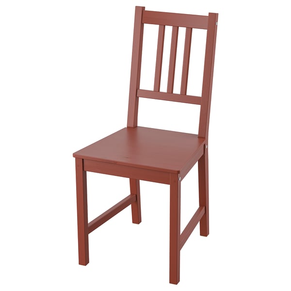 Una sedia singola in legno rosso con schienale a doghe verticali, dal design robusto e squadrato, perfetta per spazi da pranzo con un tocco tradizionale.