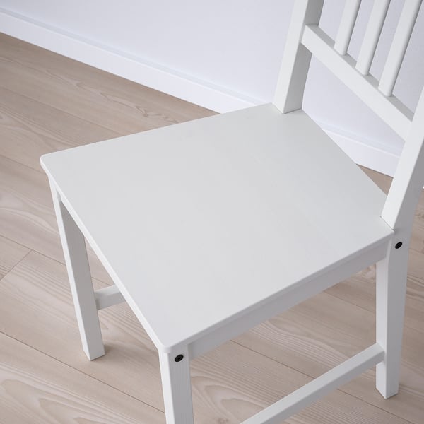 Set di sedie e tavoli in legno bianco. Design semplice e moderno. Costruzione in pino massiccio. Ideale per piccoli spazi.