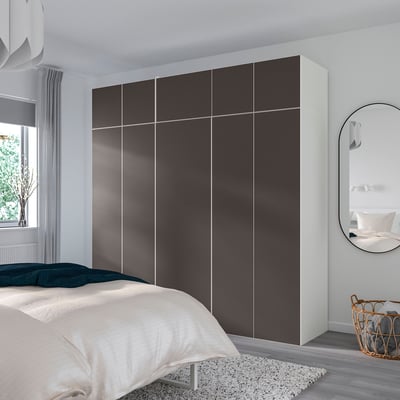 Mobile contenitore moderno con sezioni regolabili grigio scuro e bianco, ripiani aperti e aste per appendere per un'organizzazione versatile.