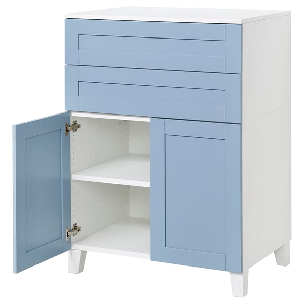 Un mobile contenitore PLATSA blu e bianco con ante aperte, che rivela i ripiani all'interno. Ha un design moderno con linee pulite e gambe regolabili.