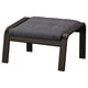 Poggiapiedi in metallo nero con piano in tessuto grigio e gambe curve.