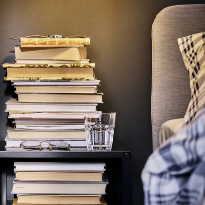 Pila di libri, due bicchieri e bicchieri sui libri; Allestimento studio o relax.