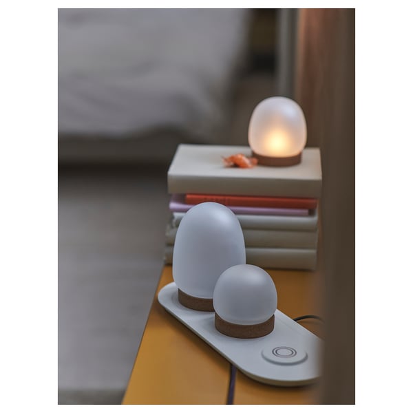 Lampade PRAKTSPIREA: 3 luci bianche tremolanti a batteria su caricabatterie, sopra i libri.