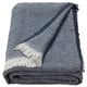 Coperta PUKVETE blu-grigia con motivo a chevron e estremità con frange, cotone-poliestere riciclato.